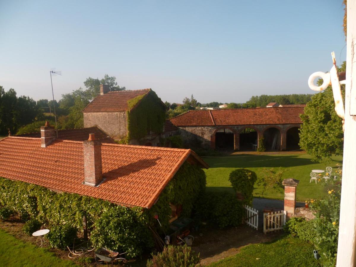 Le Logis Bed & Breakfast Les Pineaux Екстериор снимка